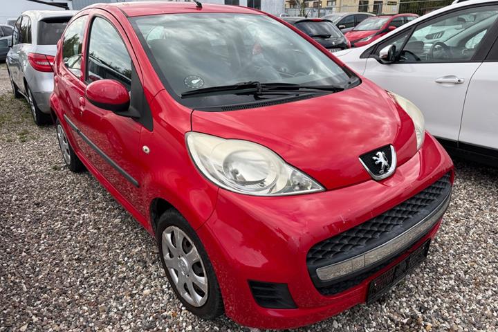 Rød Peugeot 107 fra 2010