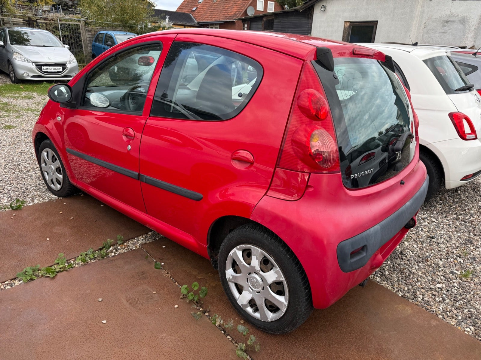 Rød Peugeot 107 fra 2010