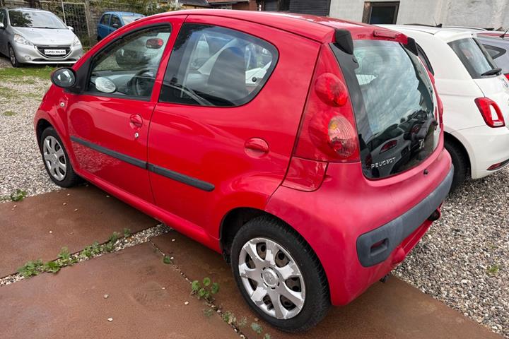 Rød Peugeot 107 fra 2010