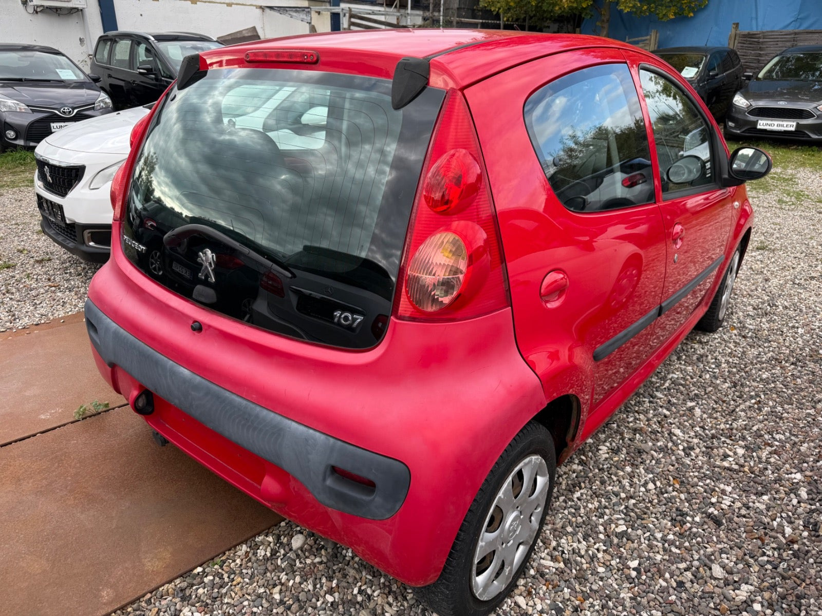 Rød Peugeot 107 fra 2010