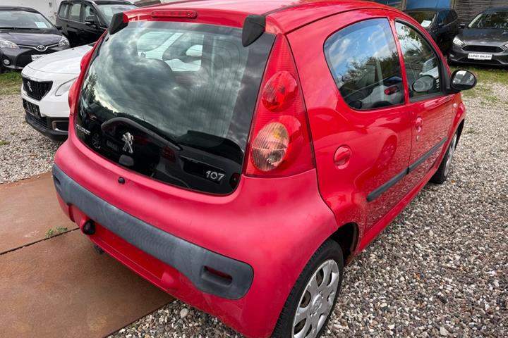 Rød Peugeot 107 fra 2010