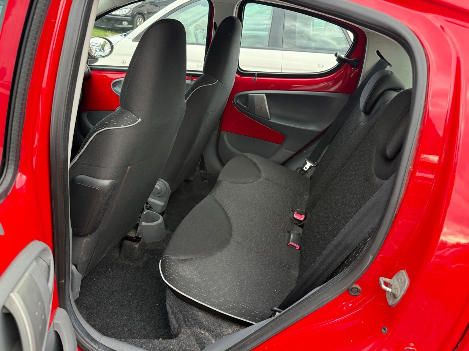 Rød Peugeot 107 fra 2010