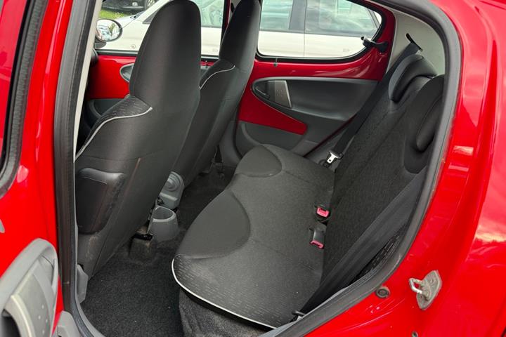Rød Peugeot 107 fra 2010