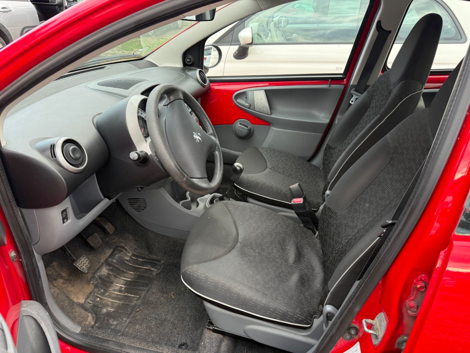 Rød Peugeot 107 fra 2010