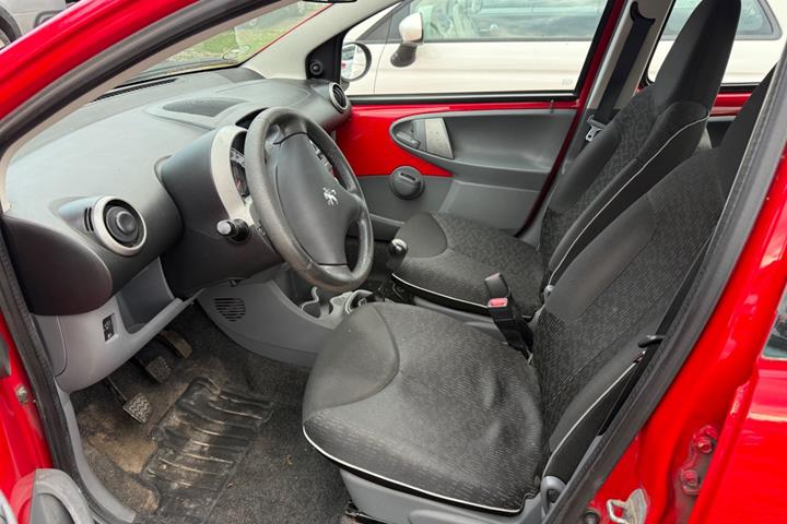Rød Peugeot 107 fra 2010