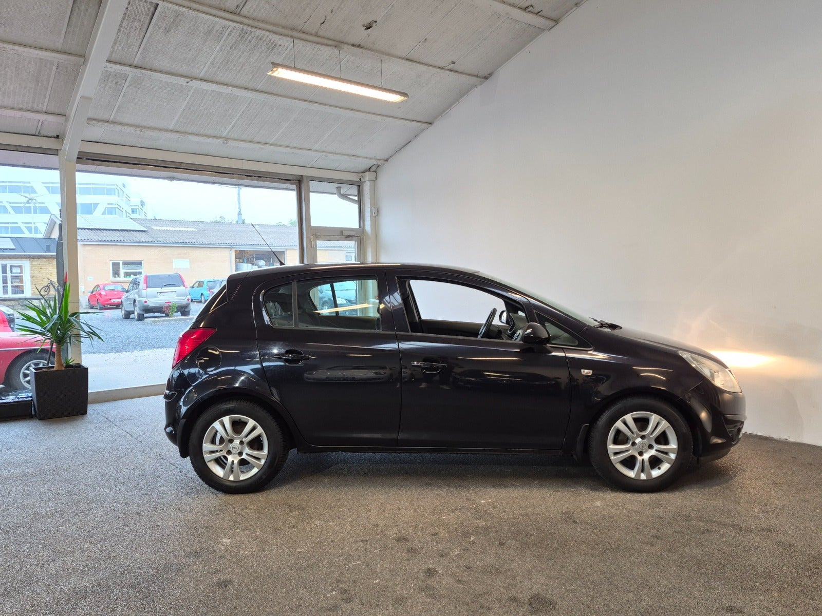 Sort Opel Corsa fra 2009