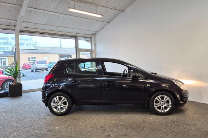 Sort Opel Corsa fra 2009