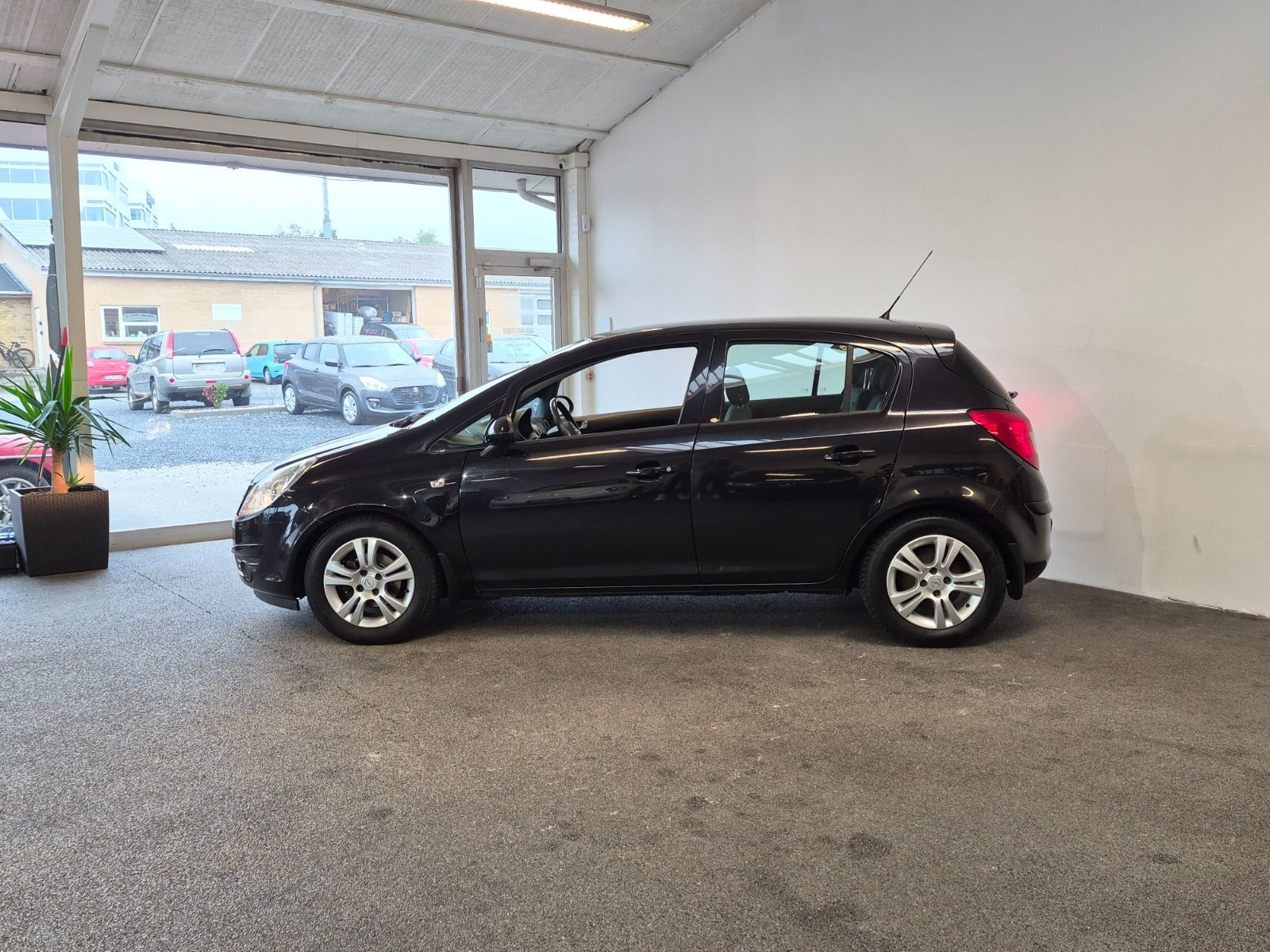 Sort Opel Corsa fra 2009