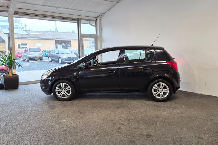 Sort Opel Corsa fra 2009