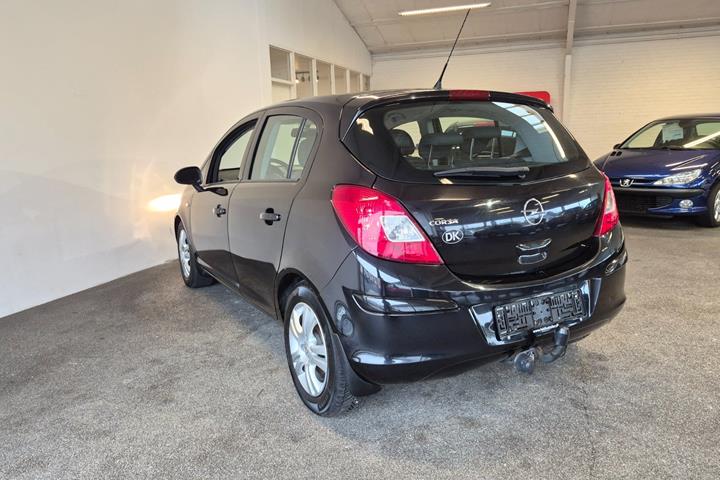 Sort Opel Corsa fra 2009