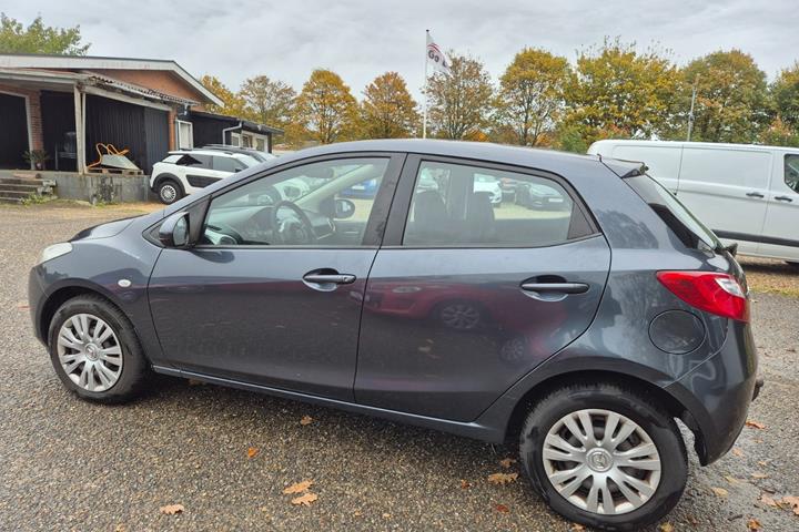 Grøn Mazda 2 fra 2009