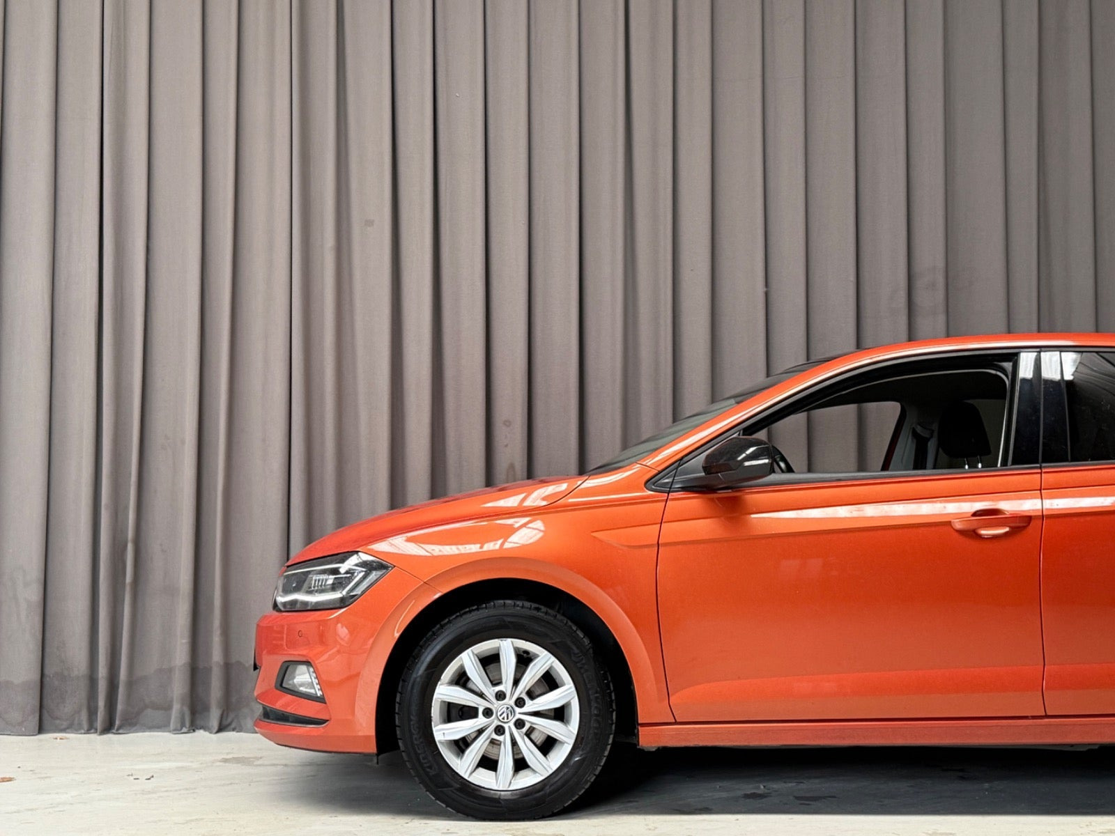 Orange VW Polo fra 2019