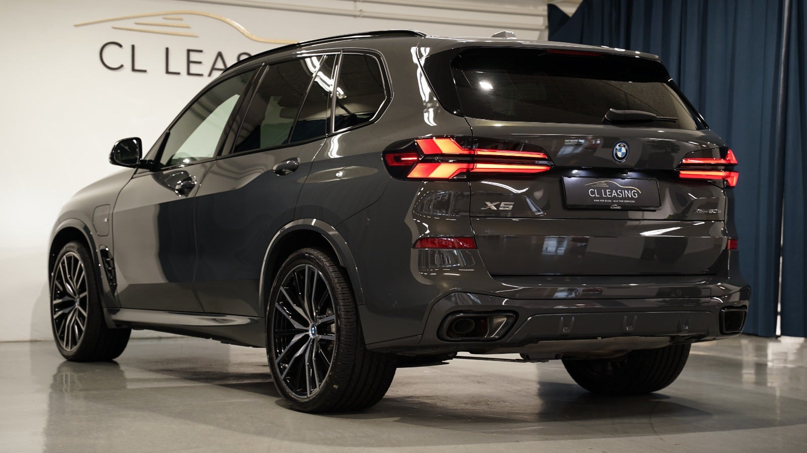 Grå BMW X5 fra 2023