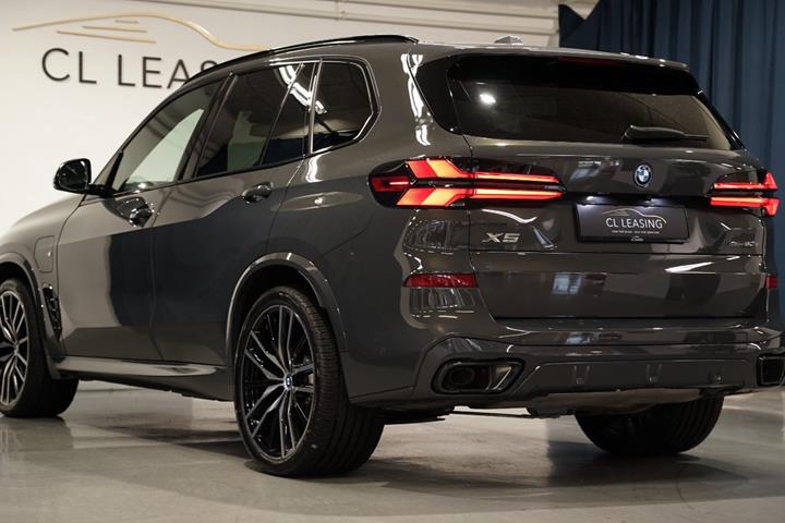 Grå BMW X5 fra 2023