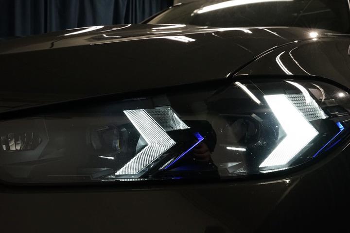 Grå BMW X5 fra 2023