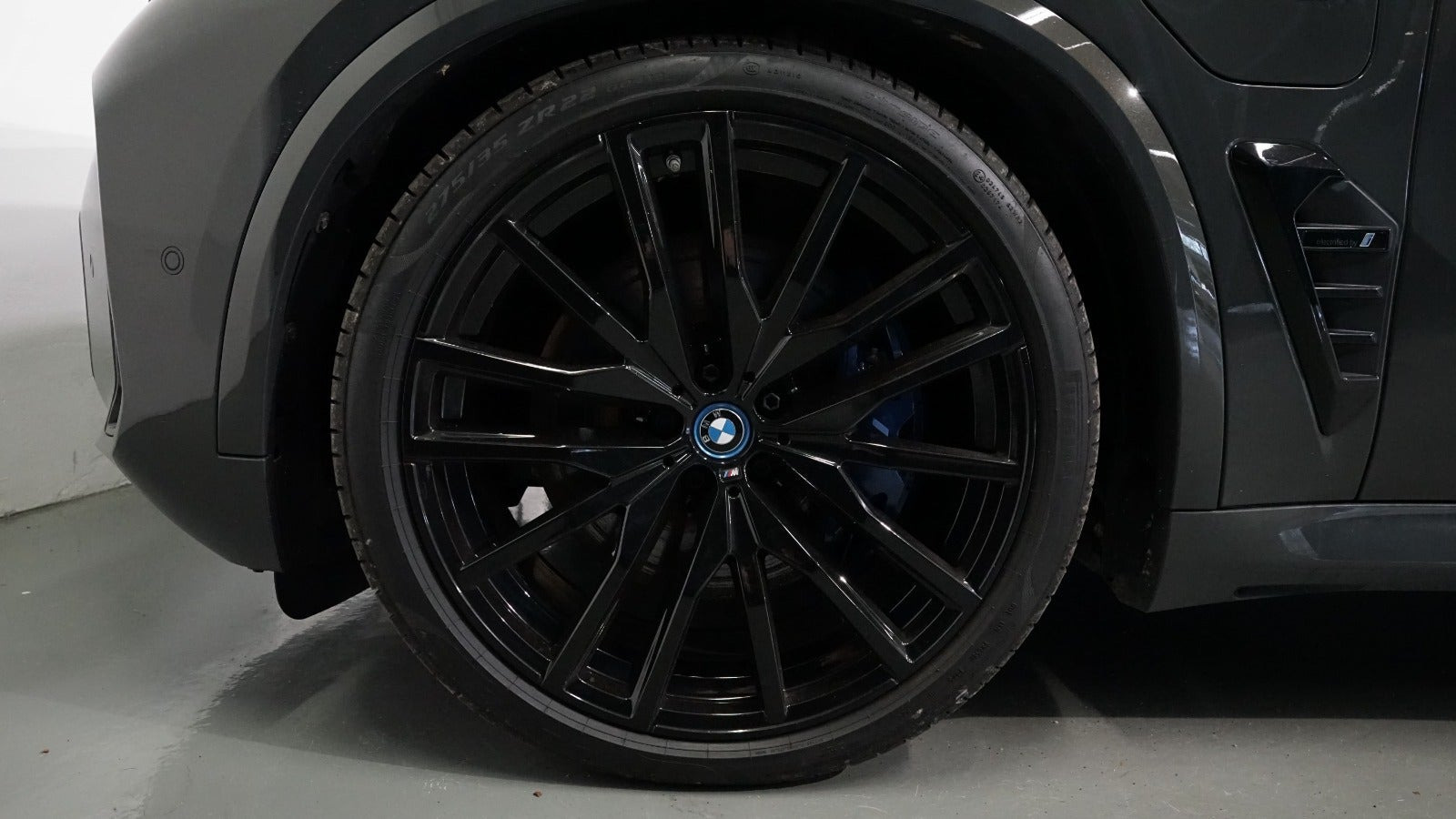Grå BMW X5 fra 2023