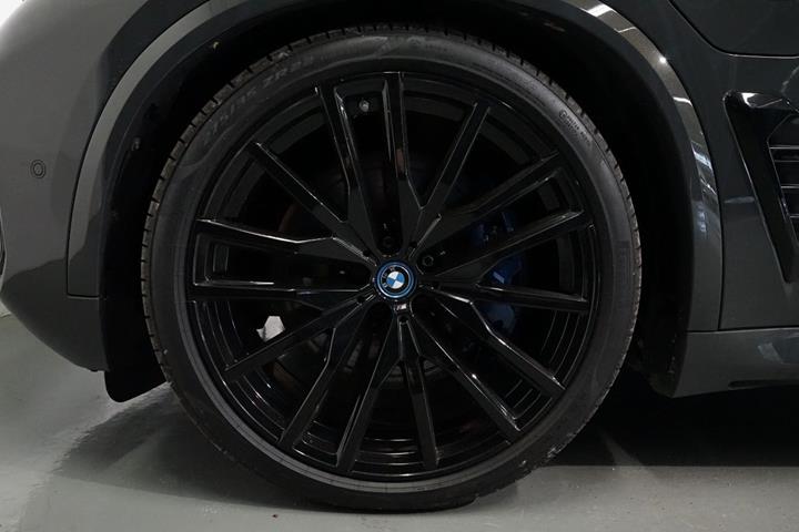 Grå BMW X5 fra 2023
