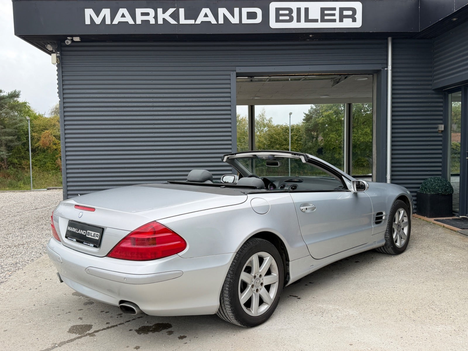 Sølv Mercedes SL350 fra 2005