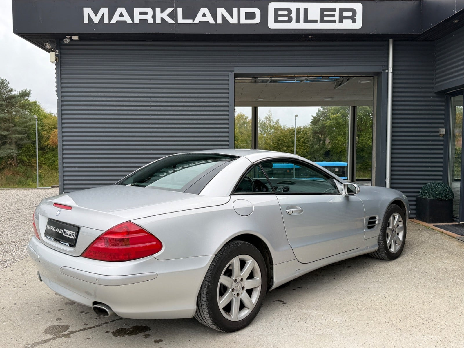 Sølv Mercedes SL350 fra 2005