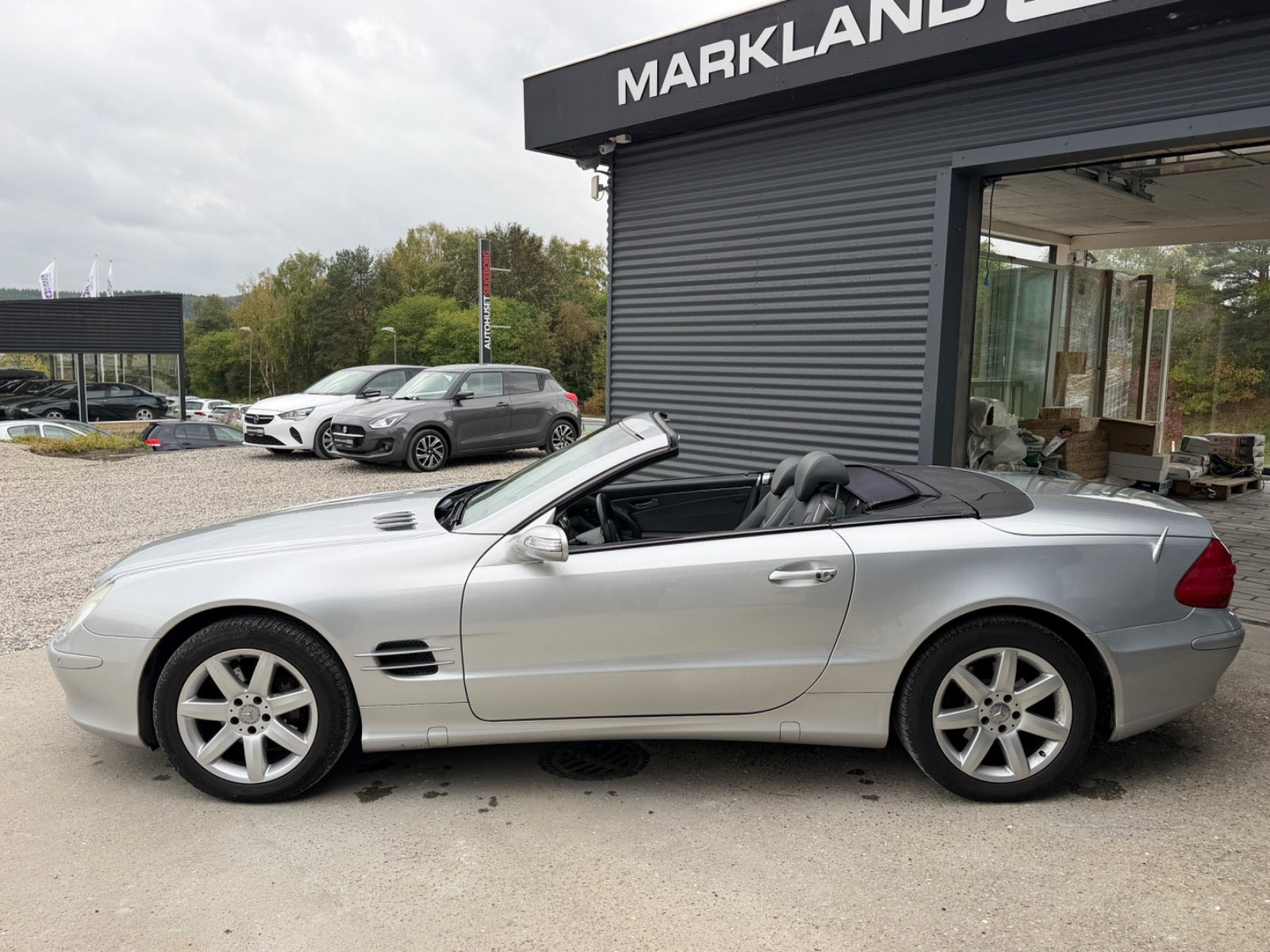 Sølv Mercedes SL350 fra 2005