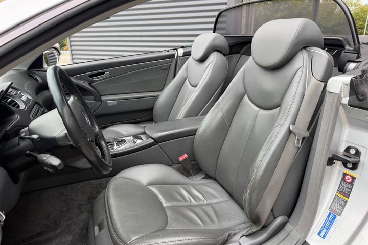 Sølv Mercedes SL350 fra 2005