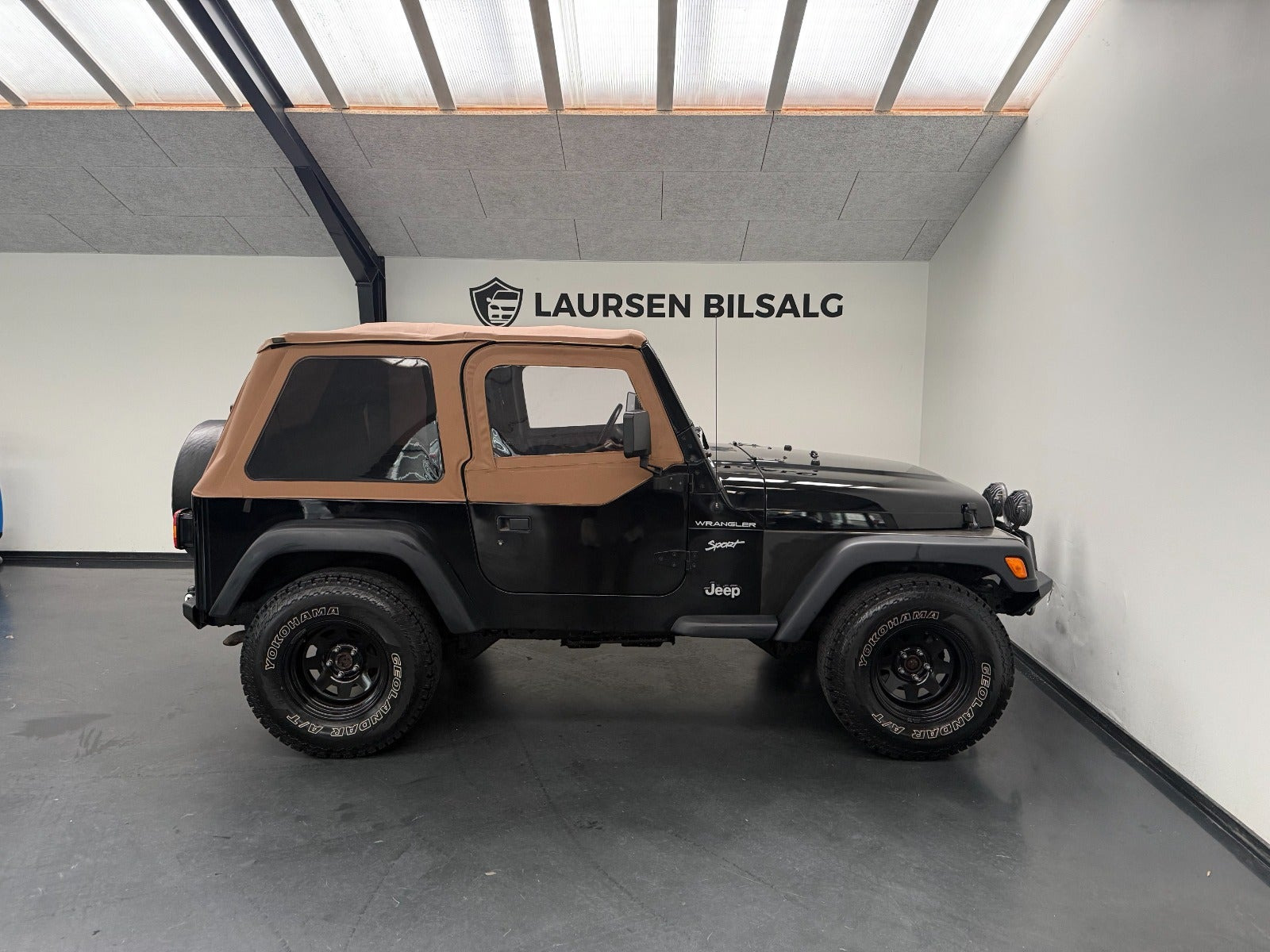 Sort Jeep Wrangler fra 2001