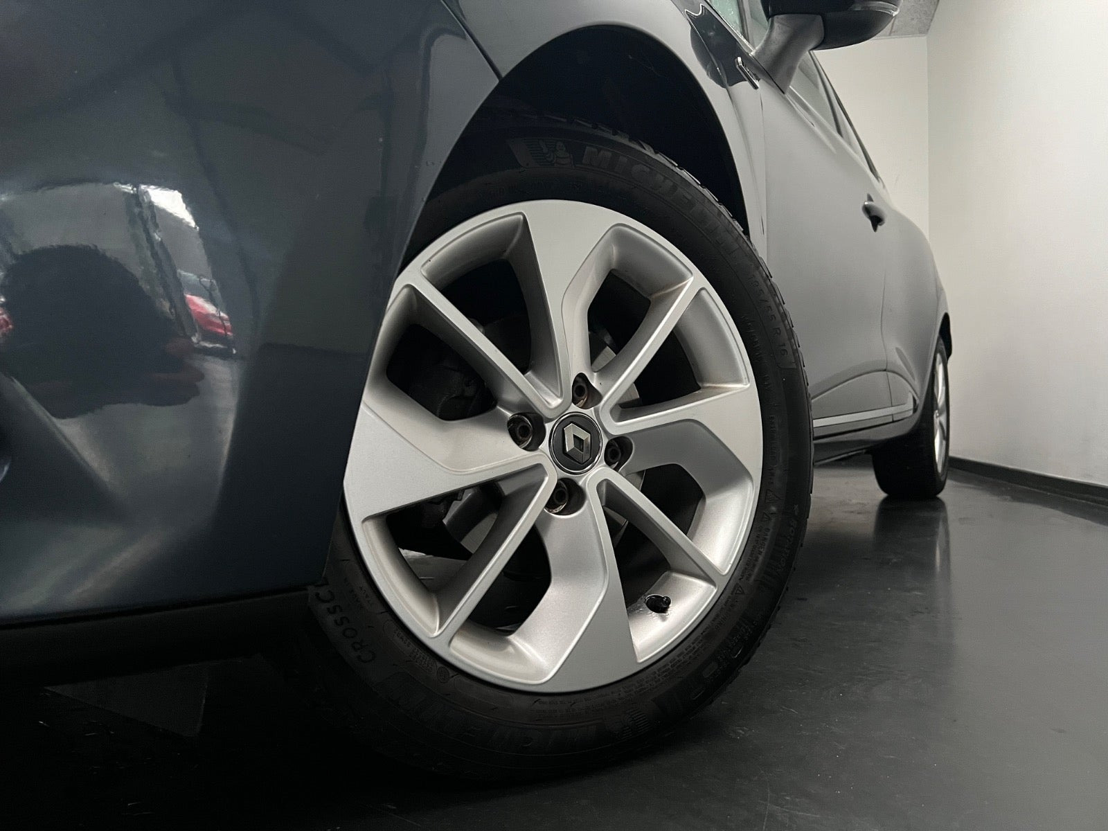 Grå Renault Clio IV fra 2018