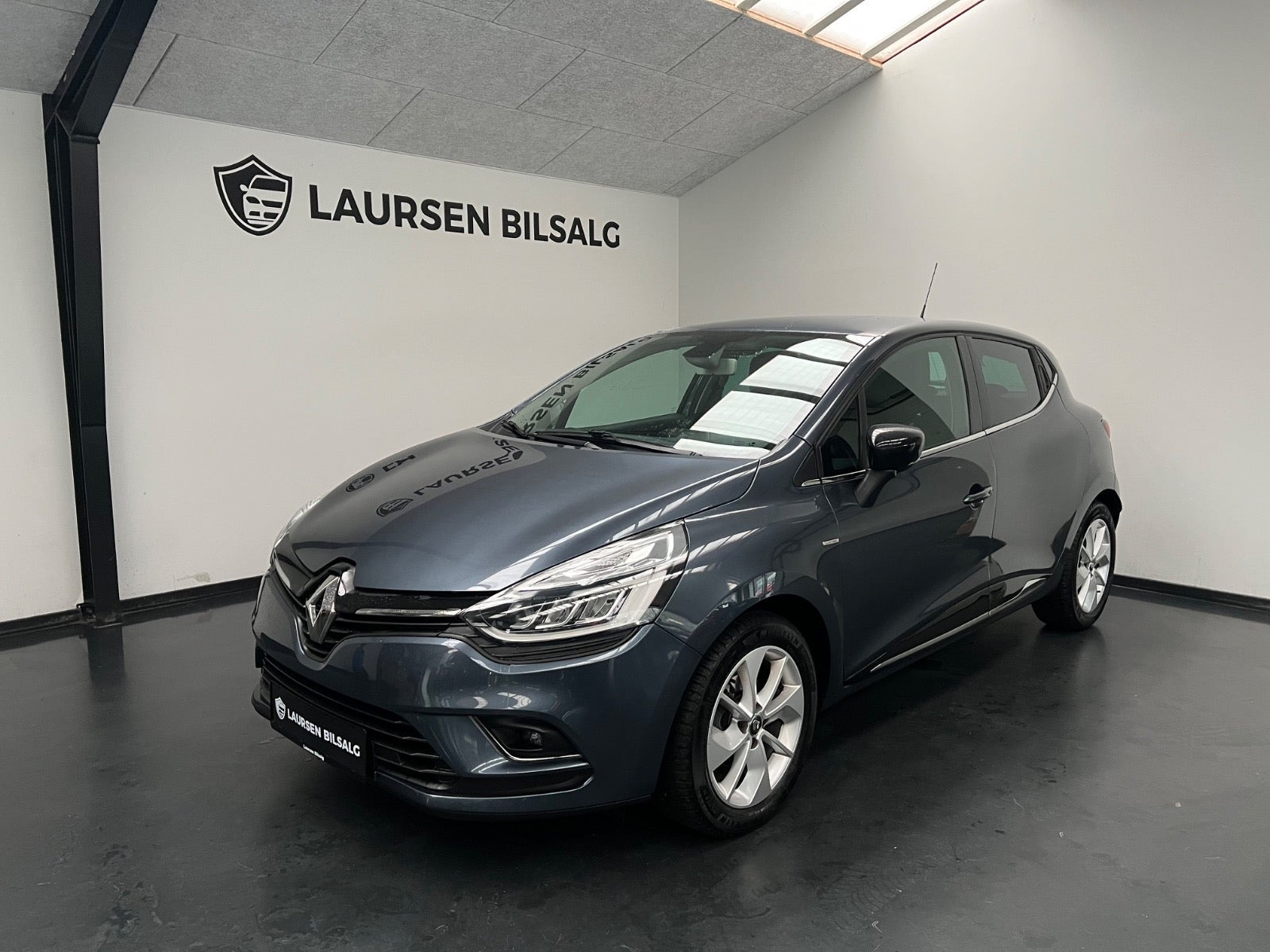 Grå Renault Clio IV fra 2018