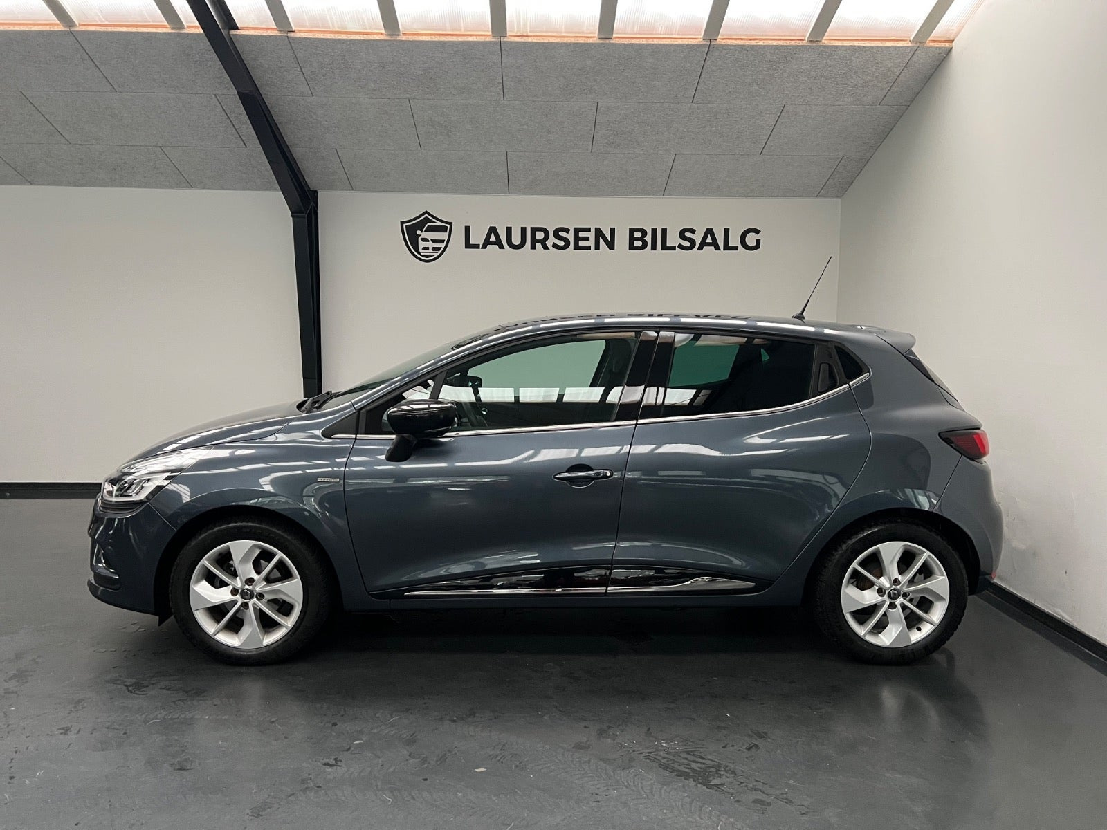 Grå Renault Clio IV fra 2018