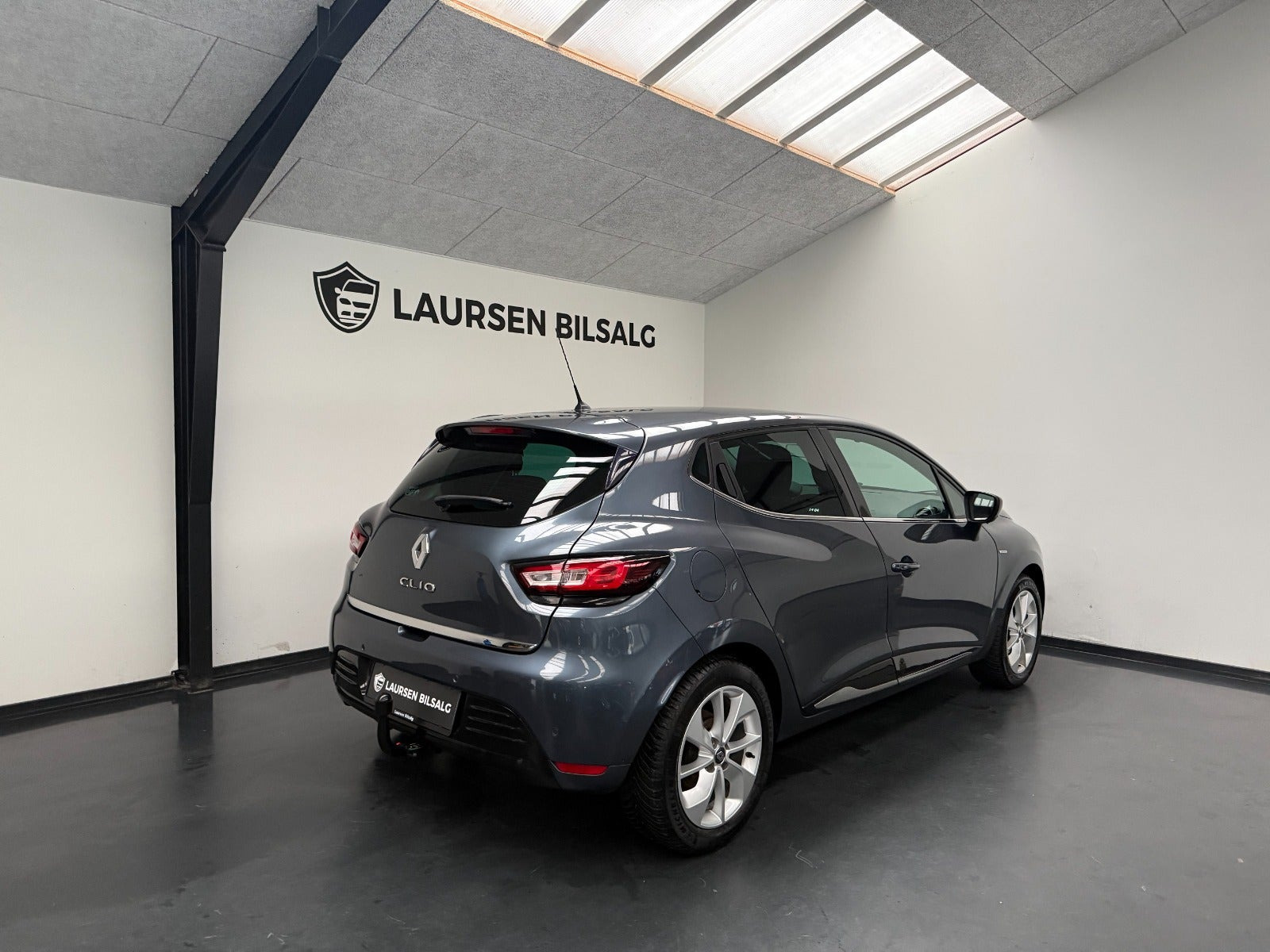 Grå Renault Clio IV fra 2018
