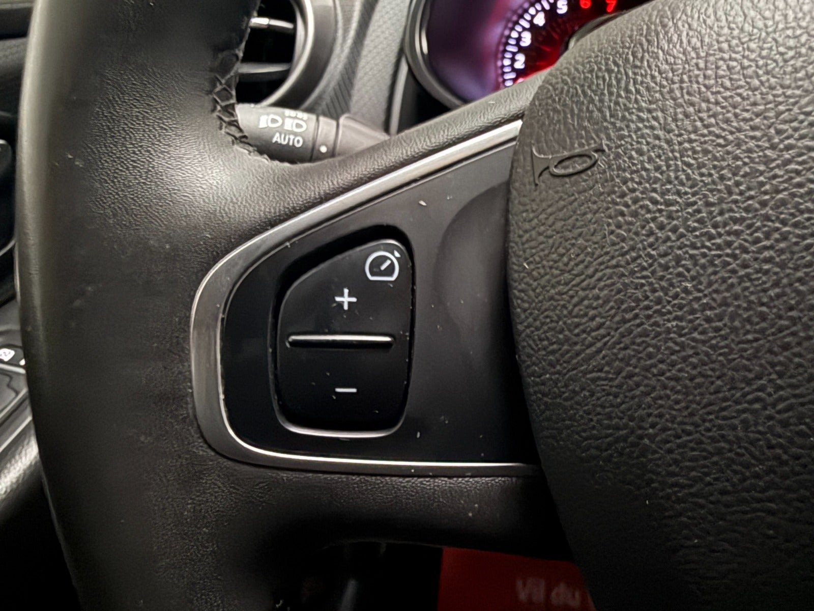 Grå Renault Clio IV fra 2018