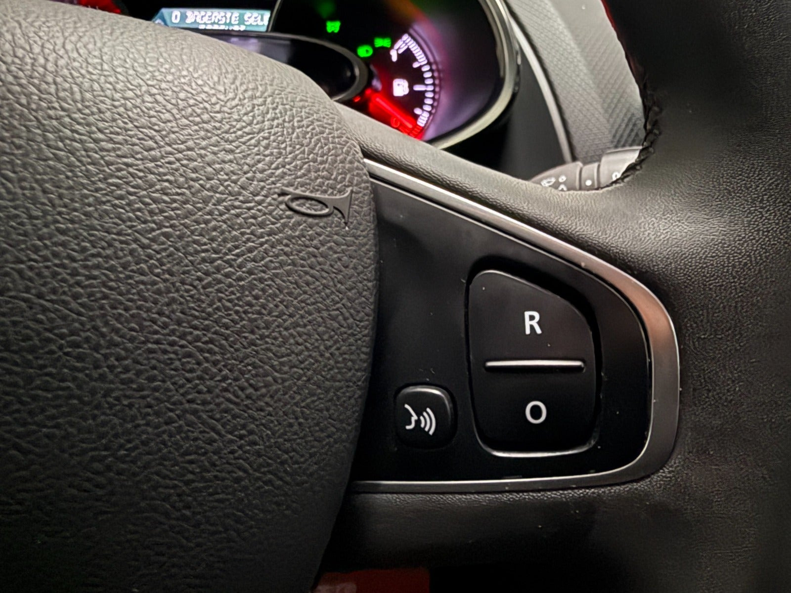 Grå Renault Clio IV fra 2018