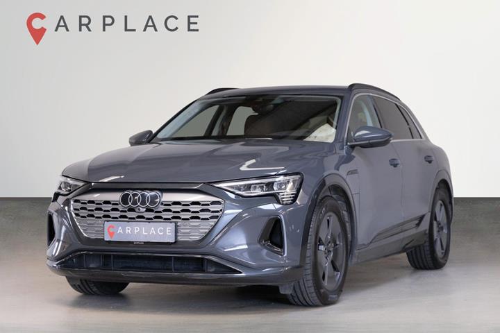 Grå Audi Q8 e-tron fra 2023
