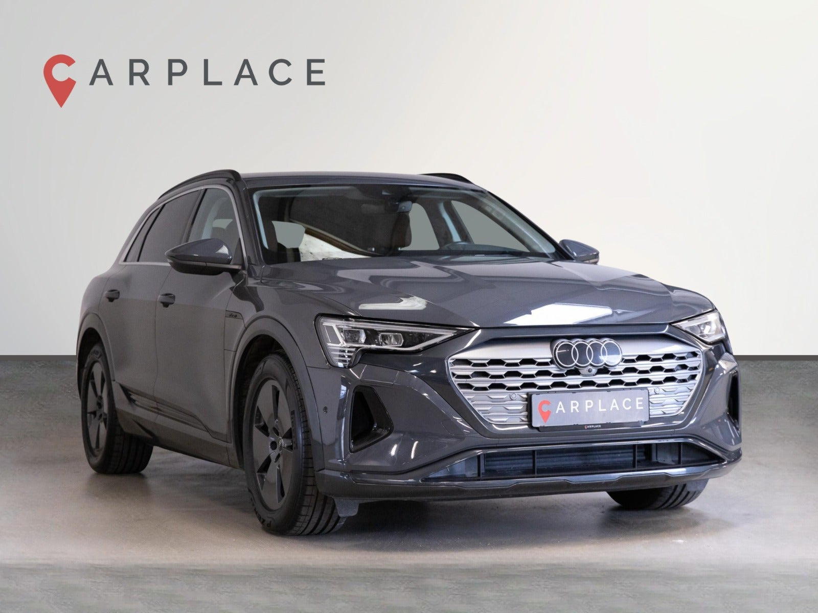 Grå Audi Q8 e-tron fra 2023