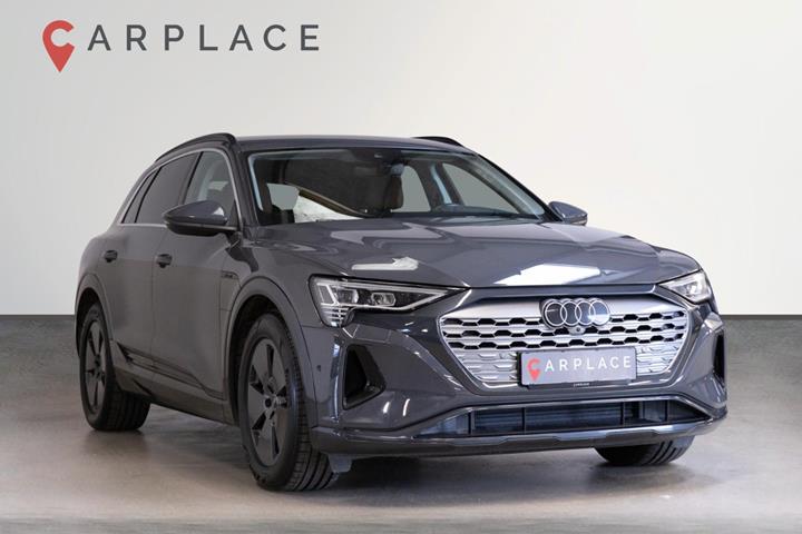 Grå Audi Q8 e-tron fra 2023