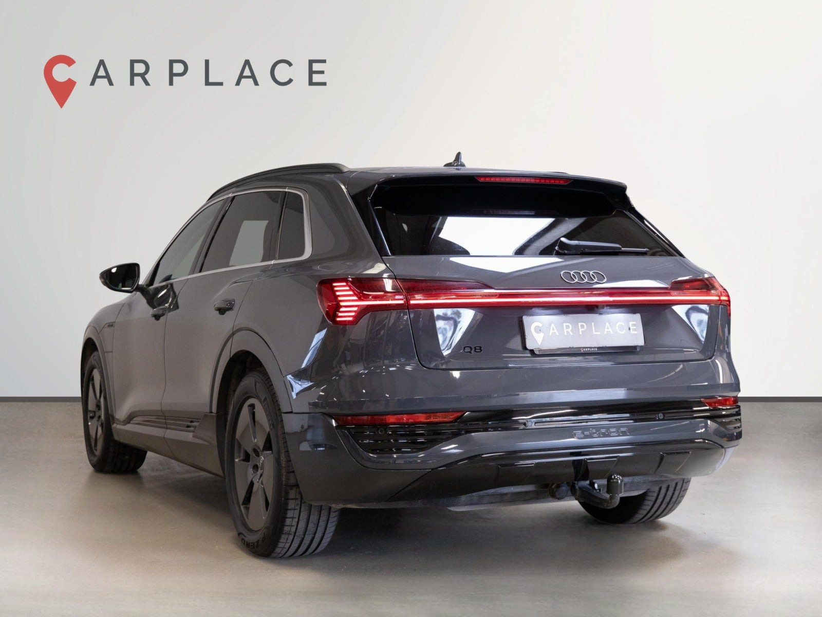 Grå Audi Q8 e-tron fra 2023