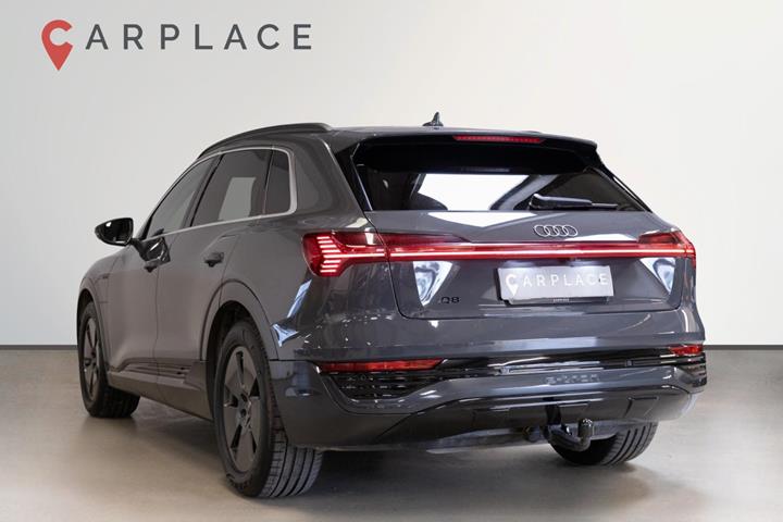 Grå Audi Q8 e-tron fra 2023