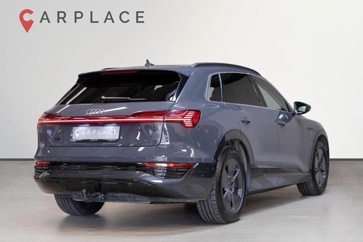 Grå Audi Q8 e-tron fra 2023