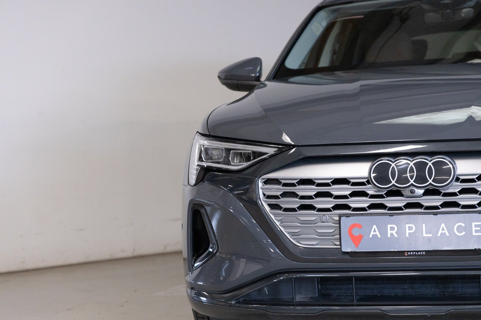 Grå Audi Q8 e-tron fra 2023