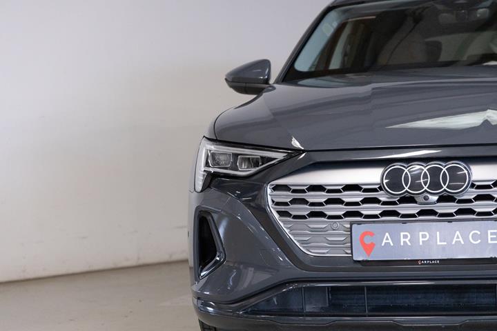Grå Audi Q8 e-tron fra 2023