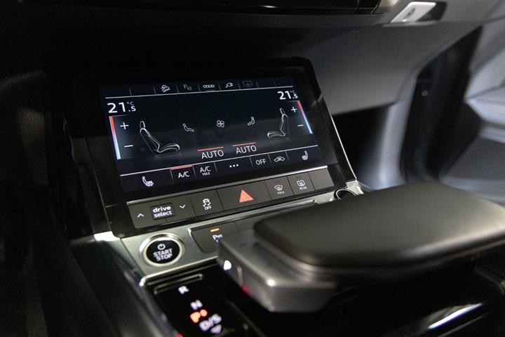 Grå Audi Q8 e-tron fra 2023