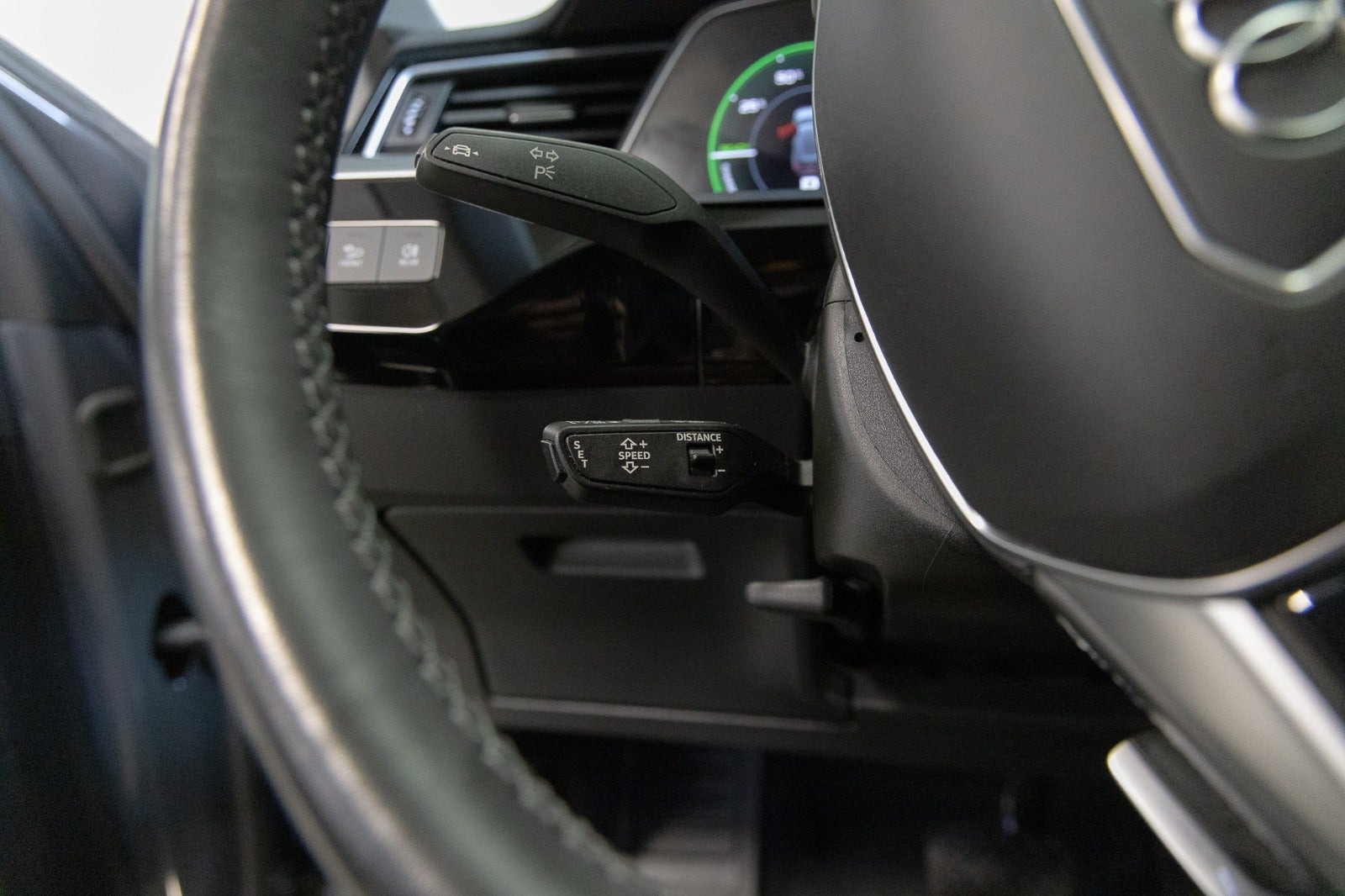 Grå Audi Q8 e-tron fra 2023