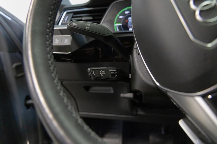 Grå Audi Q8 e-tron fra 2023