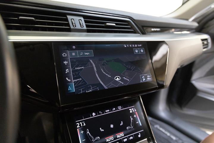 Grå Audi Q8 e-tron fra 2023