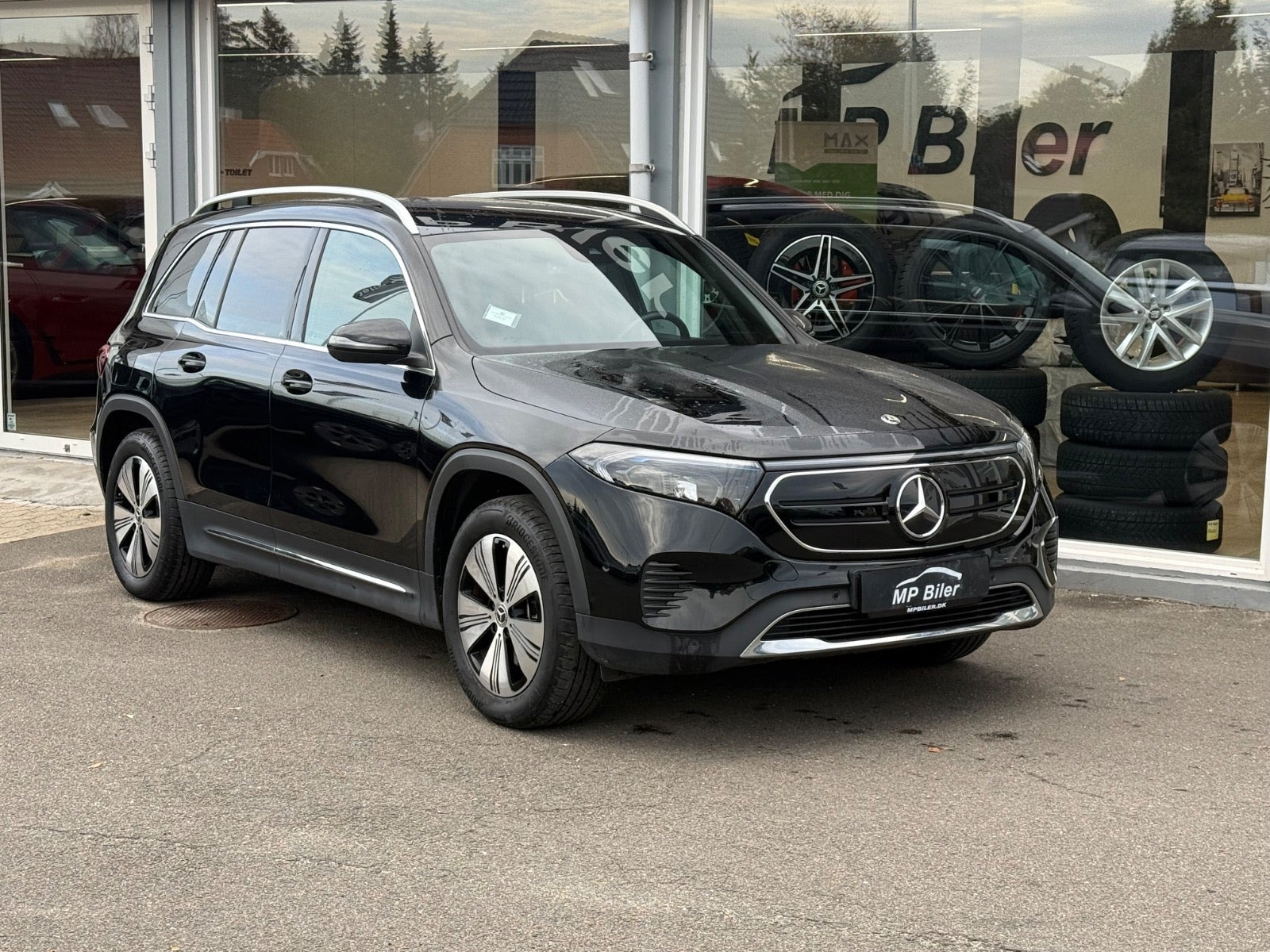 Sort Mercedes EQB300 fra 2024