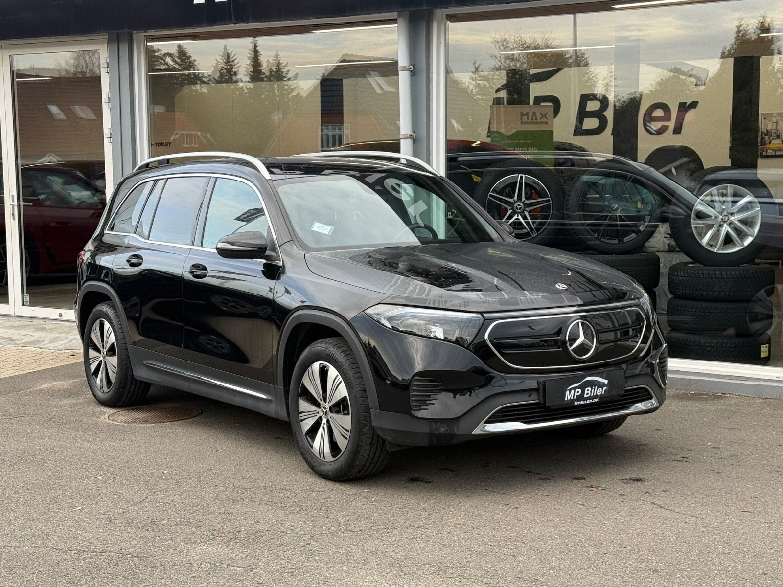 Sort Mercedes EQB300 fra 2024