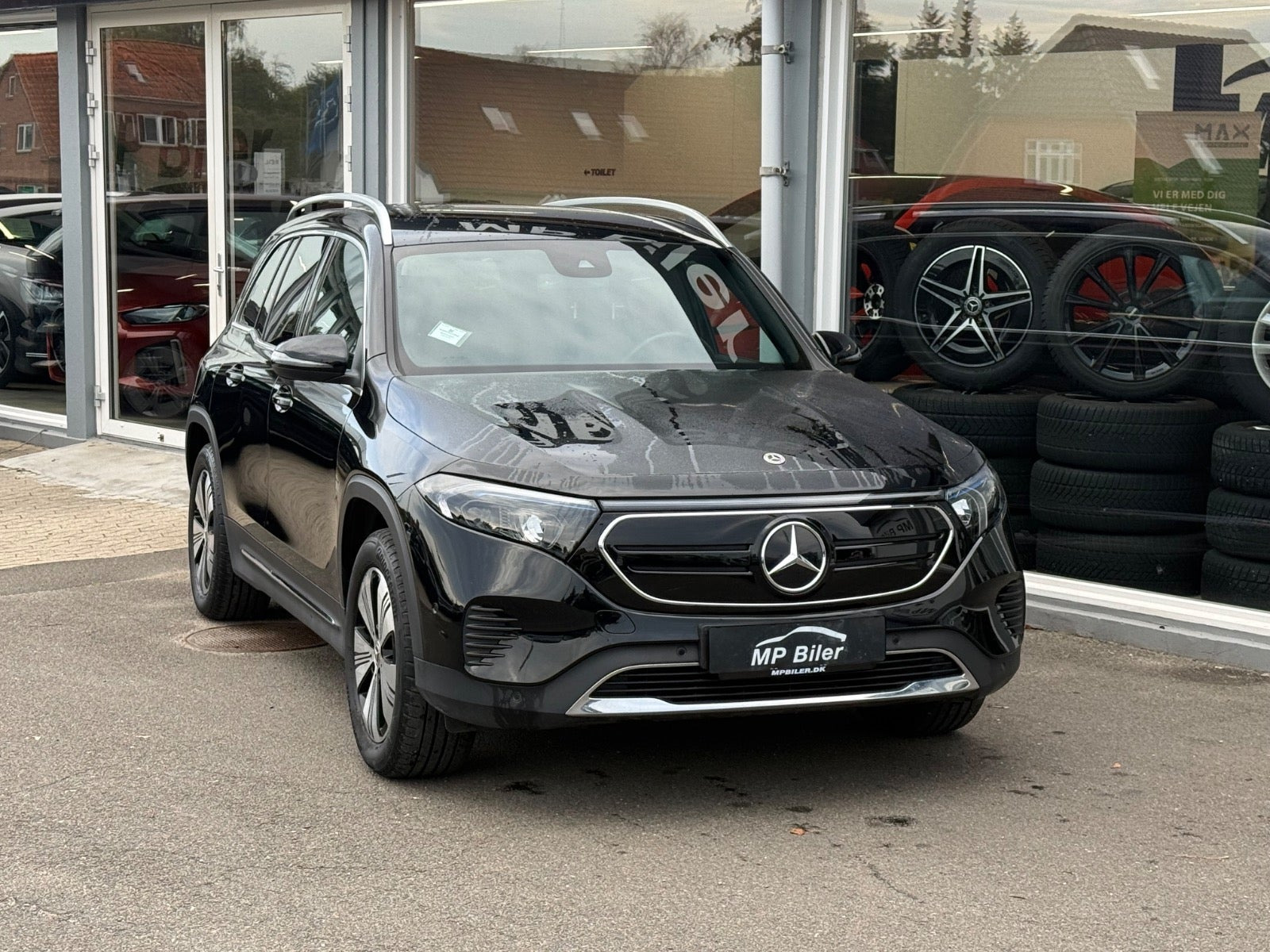 Sort Mercedes EQB300 fra 2024