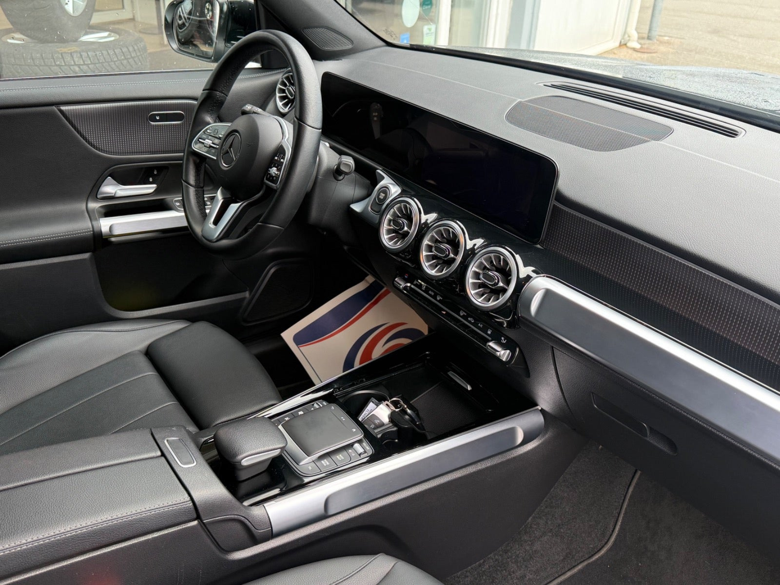 Sort Mercedes EQB300 fra 2024