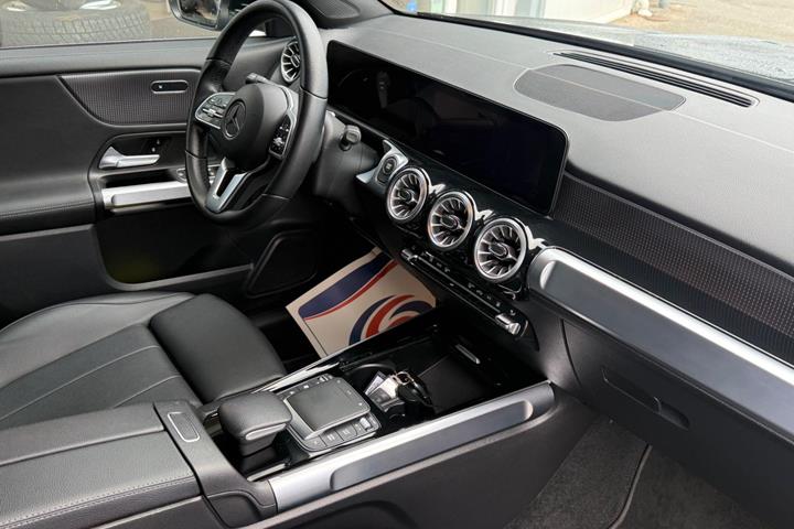 Sort Mercedes EQB300 fra 2024