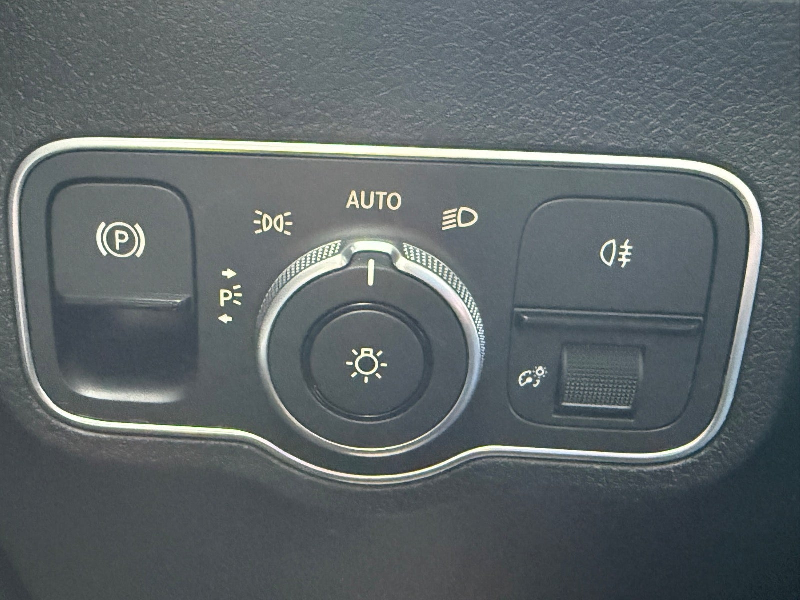 Sort Mercedes EQB300 fra 2024